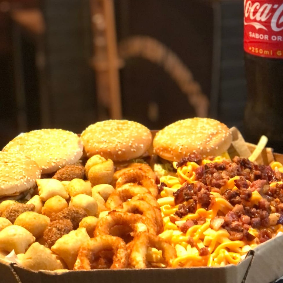4 x-bacon + porção de batata frita (cheedar e bacon) + 50 salgados + anéis de cebola  + refrigerante 2l.