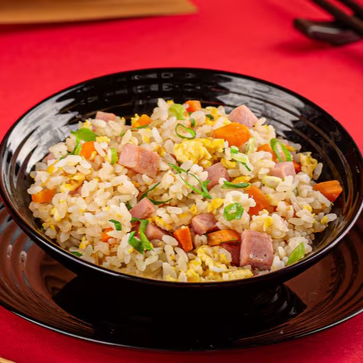 Arroz japonês com mix de ovo cozido, cenoura cozida, presunto e cebolinha.