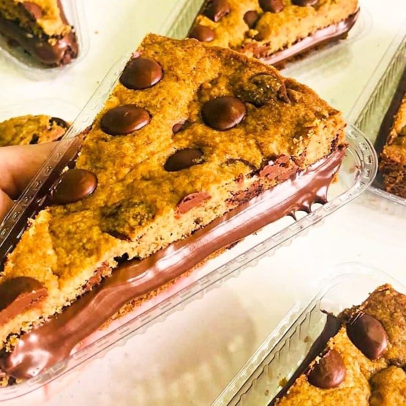 Torta cookie fatia com massa tradicional americana, recheada com muita Nutella. Aqueça antes de comer. 200g