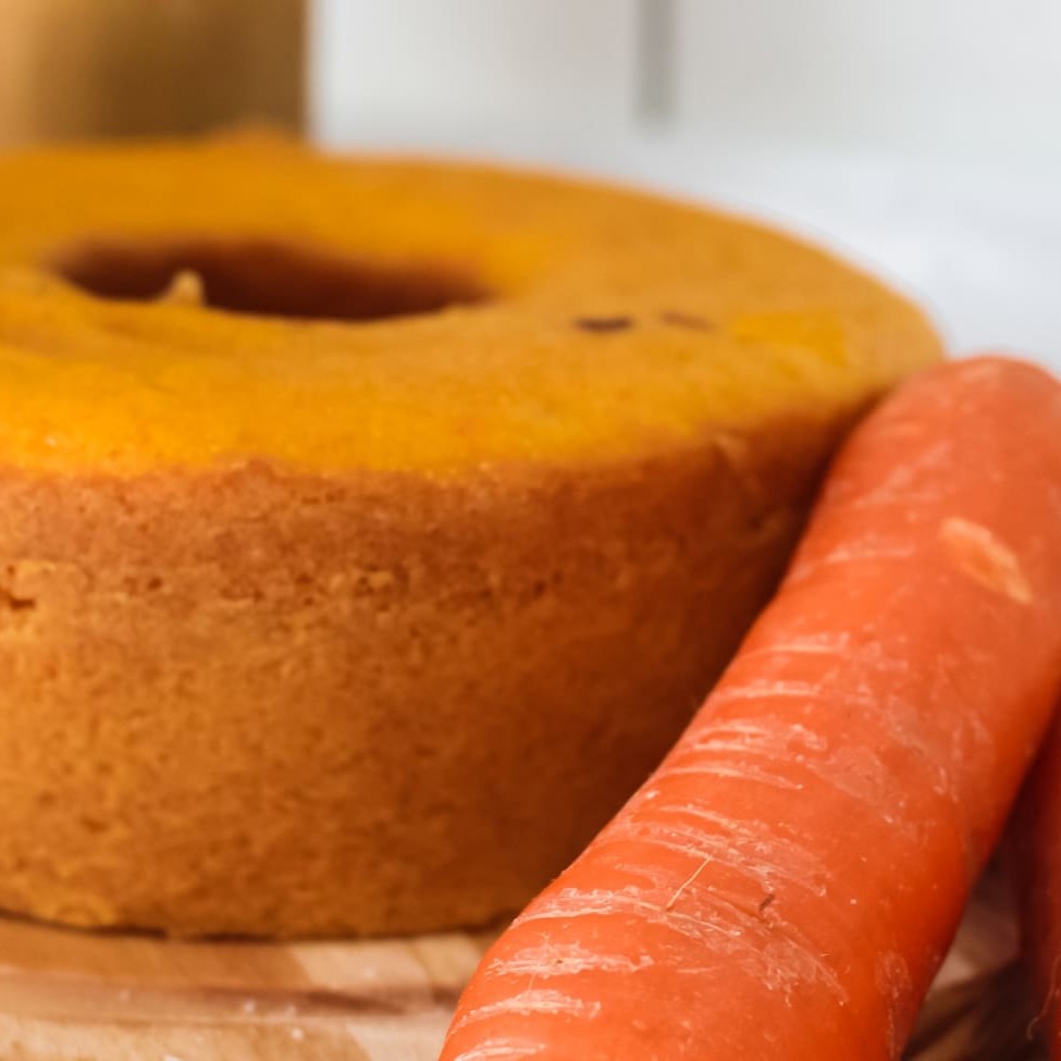Bolo de cenoura ralada, leve e delicioso. Um clássico que não pode faltar.