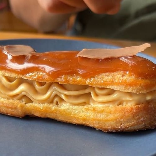 Feito com massa choux, recheio de caramelo c/ flor de sal, glaçagem caramelo e finalização com chocolate!