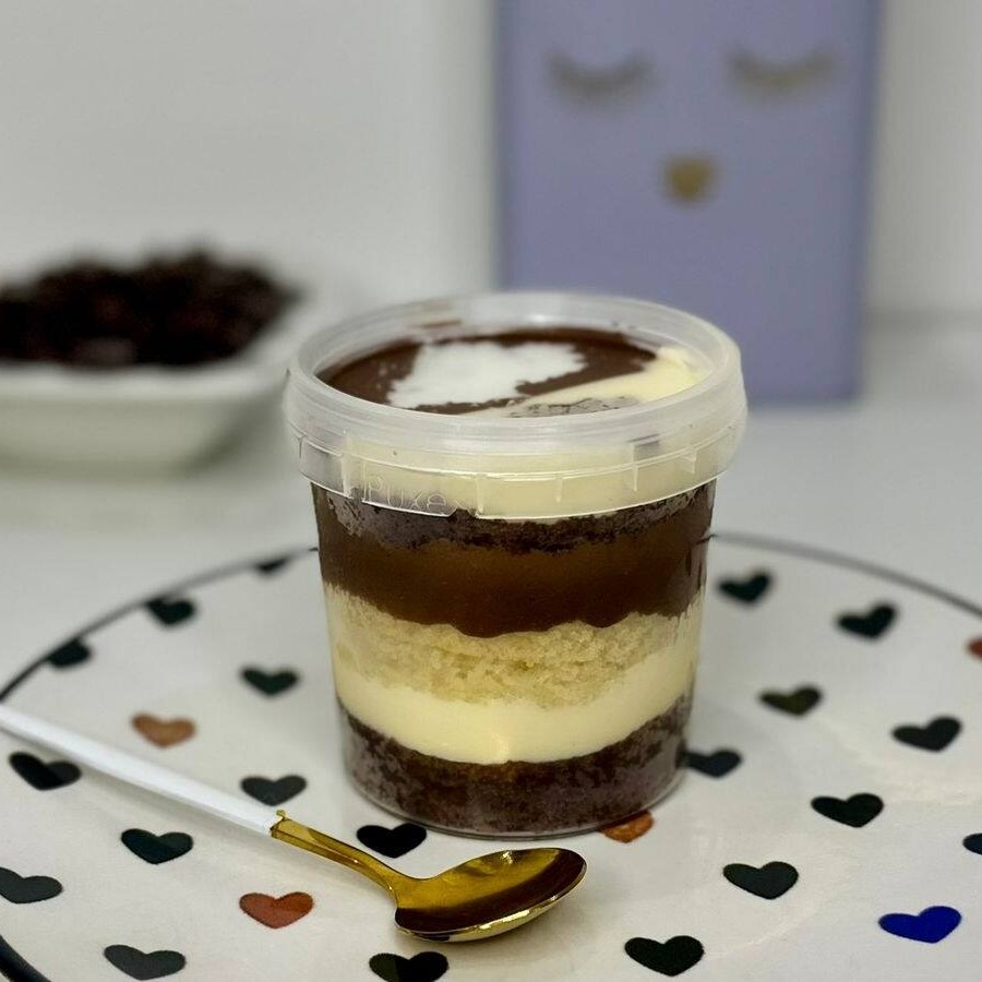 Bolo de pote com camadas fofinhas de massa de chocolate e baunilha, recheado com brigadeiro cremoso de leite Ninho e chocolate. Uma explosão de sabores irresistíveis em cada colherada!