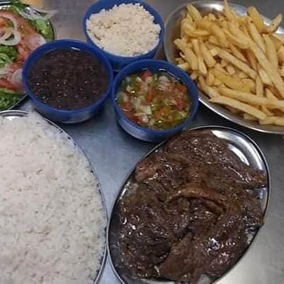 Acompanha arroz branco ou á grega, feijão, farofa (farinha temperada), salada (alface e tomate), molho á campanha e batata frita ou purê.