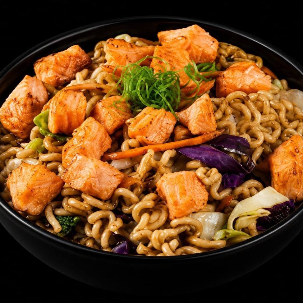 Macarrão oriental, salmão, repolho roxo, repolho verde, cenoura e temperos especiais.