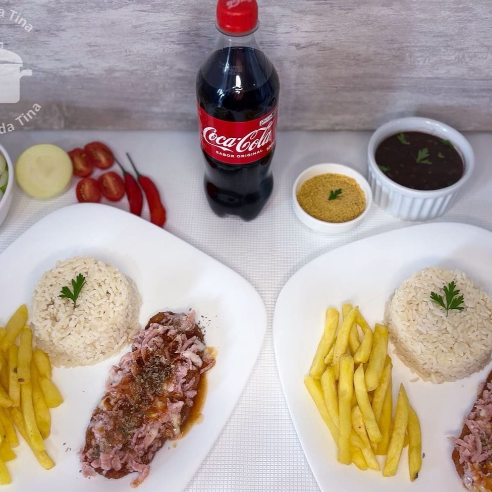 Esse combo acompanha 2 quentinhas de Frango à Parmegiana + 1 Coca-Cola 600ml, ideal para 2 pessoas!