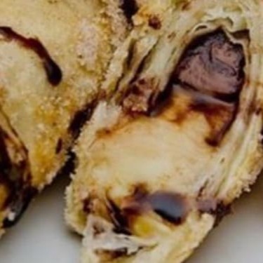 Massa crocante recheada com creme de avelã e chocolate branco.