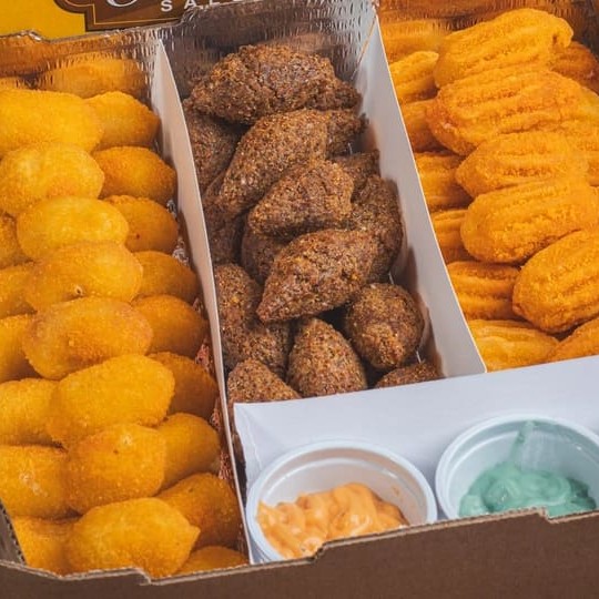 Escolha até 6 sabores. 60 salgadinhos são perfeitos para grupos de até 5 pessoas.