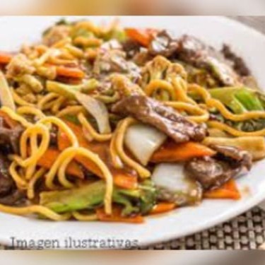 Macarrão,legumes e carne.