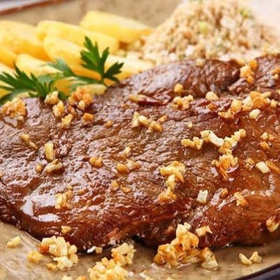 Desfrute de 400g de filet mignon grelhado à perfeição, realçado por um toque de alho frito crocante. O prato é servido com arroz branco soltinho, batatas portuguesas douradas e farofa brasileira, criando uma combinação deliciosa e bem equilibrada.