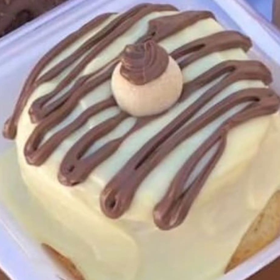 Massa: Baunilha.    Recheio: Brigadeiro de leite Ninho    Apx.: 200g a 300g