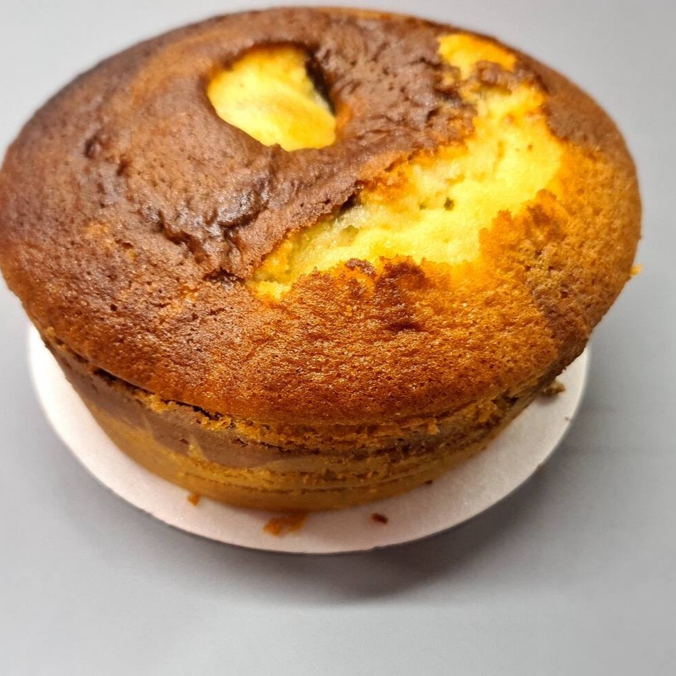 Bolo de massa branca com massa do chocolate.