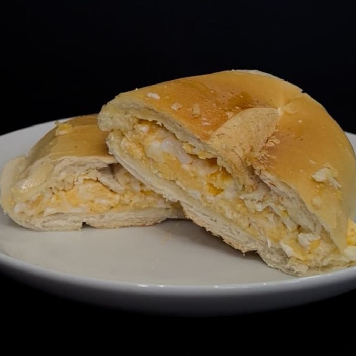 Dois Ovos orgânicos mexidos no pão francês