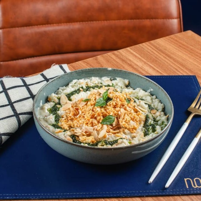 Com frango desfiado e amêndoas. Finalizado no molho pesto e manjericão.