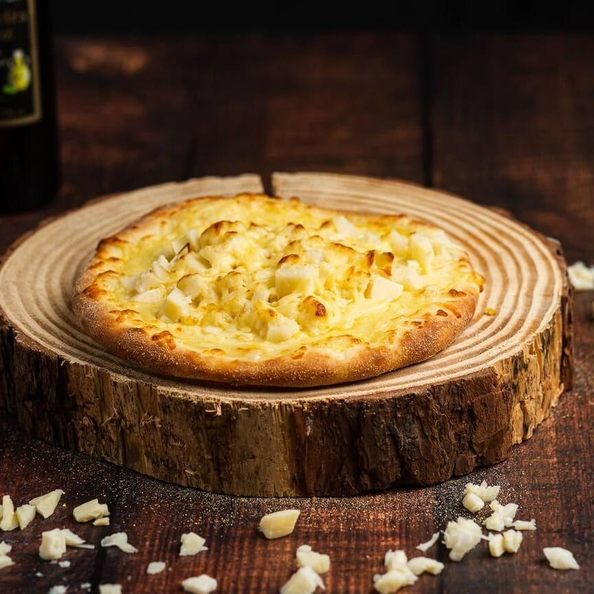 Queijo muçarela e palmito picado. Tamanho: 20cm.