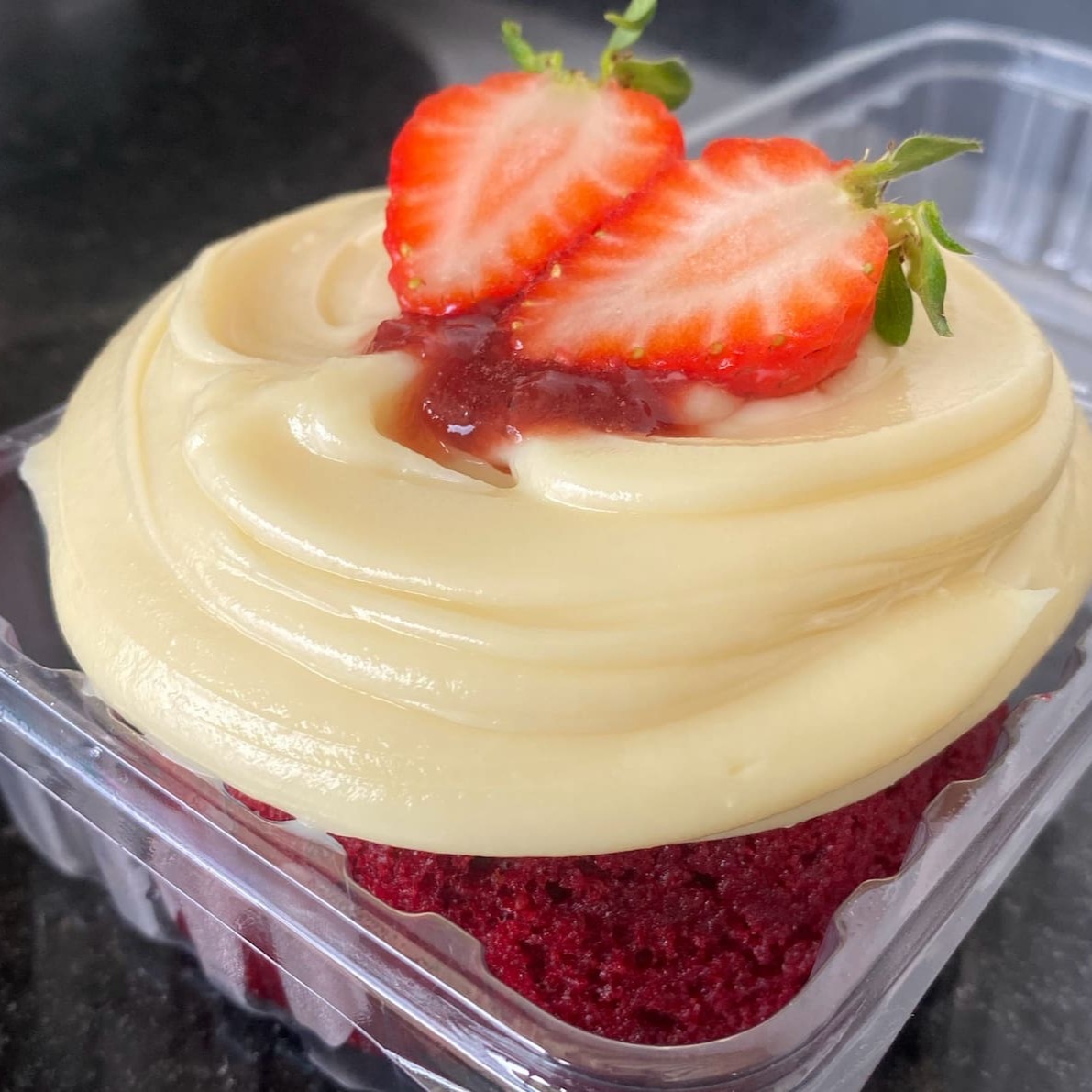 O bolo Red Velvet é conhecido por sua textura aveludada e cor vermelha vibrante, que, com cobertura de brigadeiro gourmet de Leite Ninho e finalizado com geléia de morango artesanal, proporciona uma experiência sensorial especial.   Peso médio: 200g.  promoção , cupom , oferta , morango , sobremesa , red velvet , banoffe , pudim , doce de leite , Dia dos namorados , festa junina , bolo gelado , Ninho , trufado , cone , café , frete grátis , presente , coxinha , gostoso , preço baixo , combo , promo , Doces , bolos , brigadeiro , docinhos , bolo vulcão , aniversario , coco , bolo de pote , gelado , chocolate , Pipoca gourmet , biscoito amanteigado, empada , frango , pistache , frutas vermelhas , geleia , coca , refri , combo , salgado , mousse , entrega rápida , grátis , 0800 , desconto , almoço barato , Nutella , brownie recheado , lanche barato , afogadinho , empada , cookies , cookie recheado , cookie americano , fatia recheada