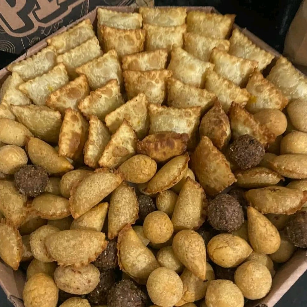 50 pastéis + 25 salgadinhos sortidos