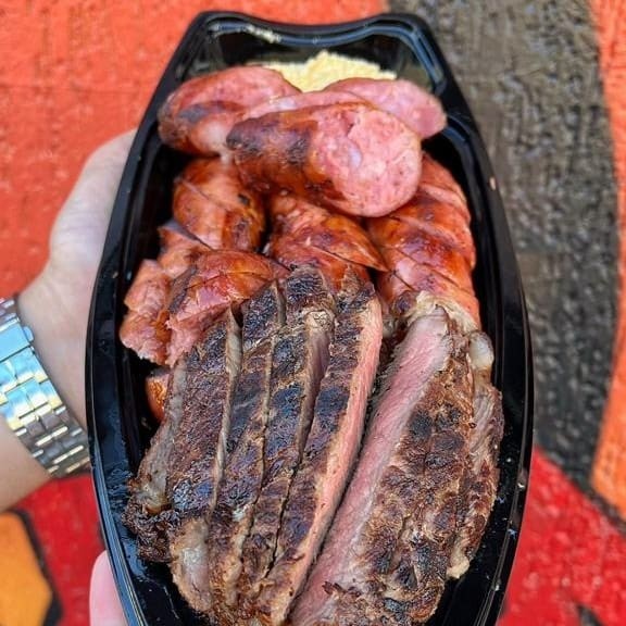 50G CRUA) SU1 PORÇÃO DE PICANHA (2CULENTA, 1 PORÇÃO DE LINGUIÇA TOSCANA, FAROFA, VINAGRETE E 1 MOLHO A SUA ESCOLHA: ALHO OU BARBECUE