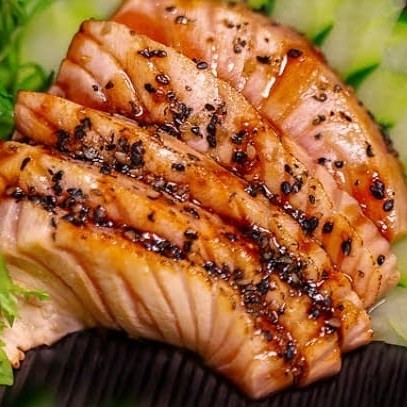 Fatias de salmom levemente grelhado