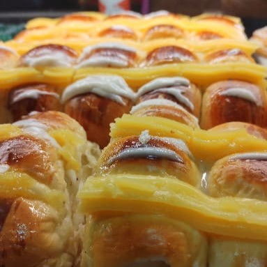 O pão de creme com açúcar derretido por cima