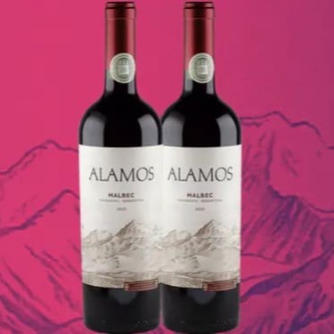 90 pontos Robertparker - Nesse kit você adquire dois Alamos Catena Malbec 750ml com um super desconto. é um vinho Argentino de excepcional qualidade por sua faixa de preço! Produzido pela Alamos Wines, que pertence a renomada família Catena Zapata, em Mendoza. De coloração rubi intensa, apresenta um bouquet aromático complexo, com aromas de cereja negra, amora, notas de especiarias e um toque de baunilha. Um Malbec Argentino de grande estrutura, com taninos firmes e um final longo e persistente.