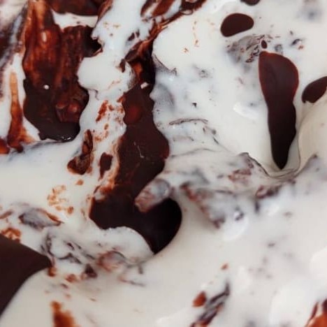 Saboroso sorvete artesanal de nata mesclado com calda de chocolate meio amargo