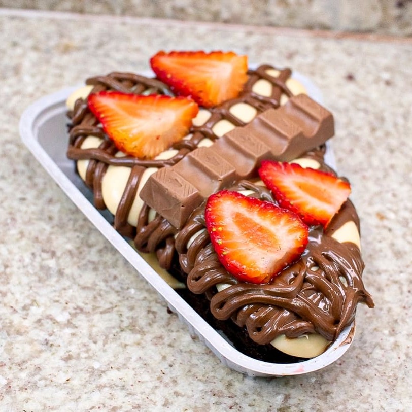 Brownie Kinder: brownie macio, creme de Ninho, Nutella, morangos frescos e bombom Kinder. Um pedaço do paraíso!