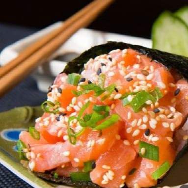 Koni de alga com arroz , cubos de  salmão , cebolinha e gergelim