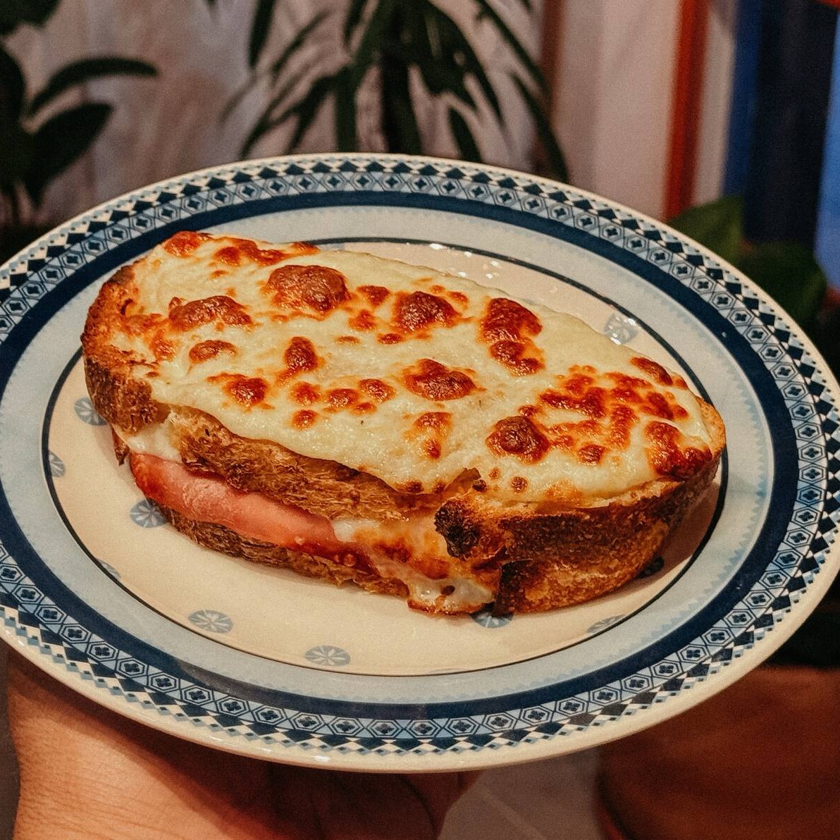 Nossa releitura do famoso croque  monsieur: Pão sourdough, molho bechamel, presunto e queijo