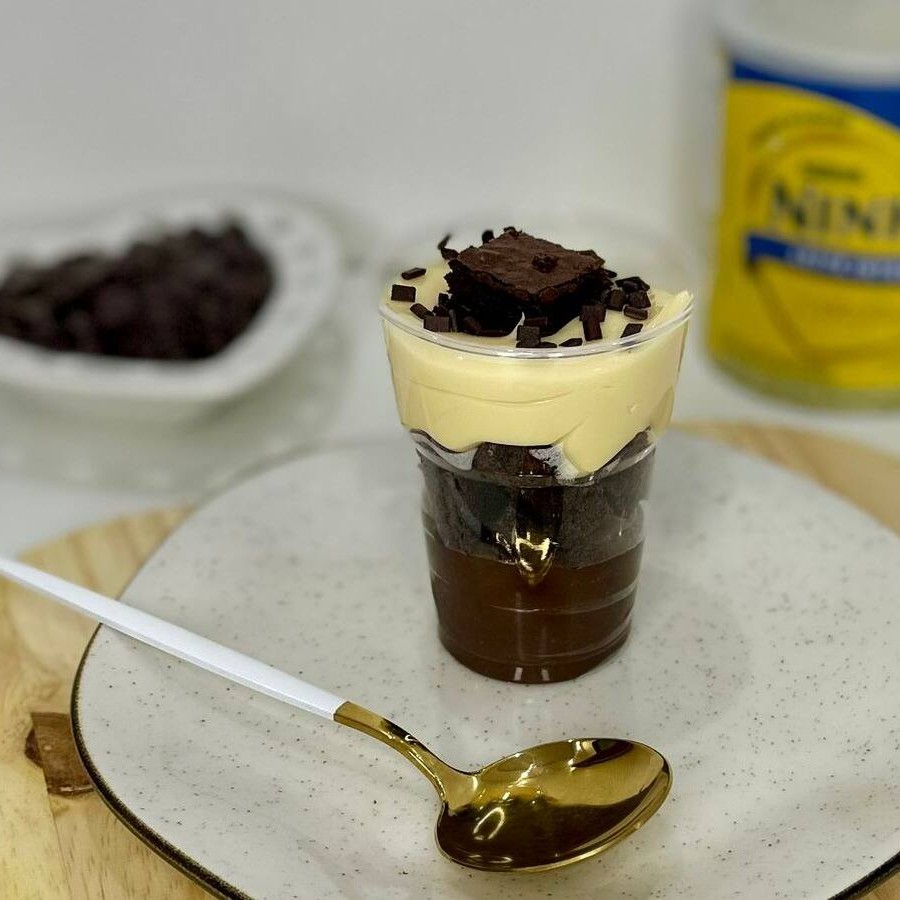 Brigadeiro cremoso de chocolate, com camadas de brownie, e brigadeiro cremoso de Ninho. Finalizado com pedaços de brownie e granulado gourmet, é uma sobremesa irresistível e cheia de sabor!