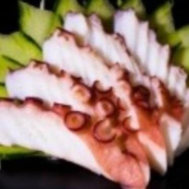 Fatias finas de polvo cozido, com textura levemente firme e sabor delicado, que revela a riqueza dos frutos do mar. Preparado para preservar sua maciez e frescor, esse sashimi é uma opção sofisticada e única para quem busca sabores diferentes e texturas interessantes na culinária japonesa. Uma escolha perfeita para quem deseja experimentar algo fora do tradicional, com qualidade e sabor excepcionais.