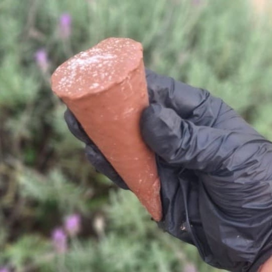 Delicioso cone banhado por dentro e por fora com chocolate, com um recheio de brigadeiro cremoso de leite Ninho.