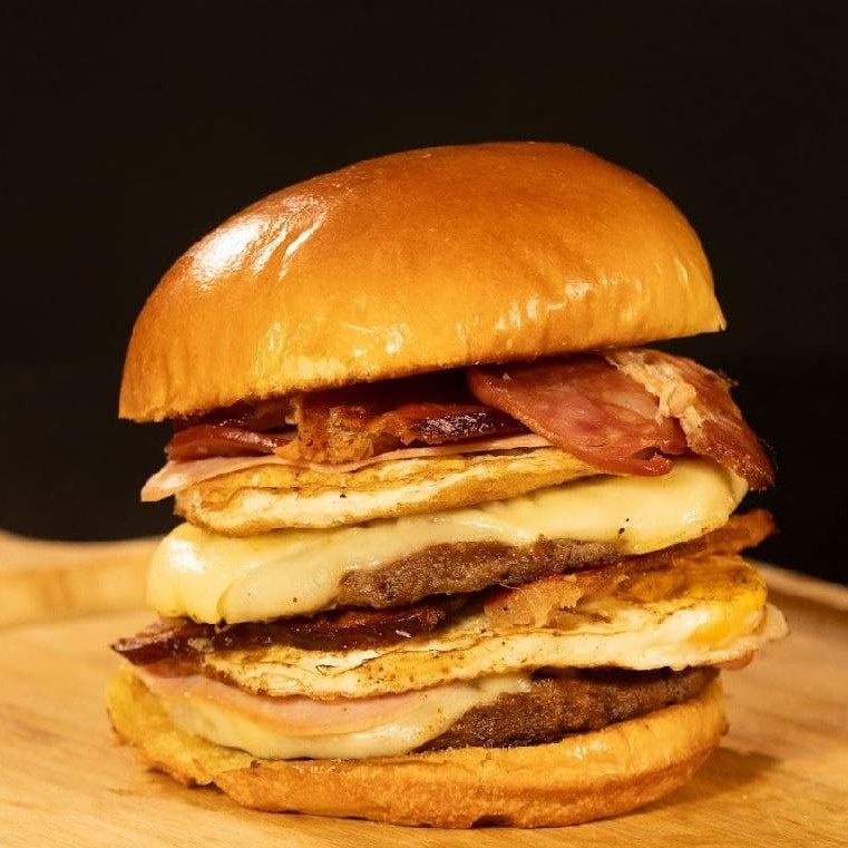 Pão de brioche, 2 blands cada de 100gr, 2 ovos, 2x queijo, 2x bacon e 2x calabresa.