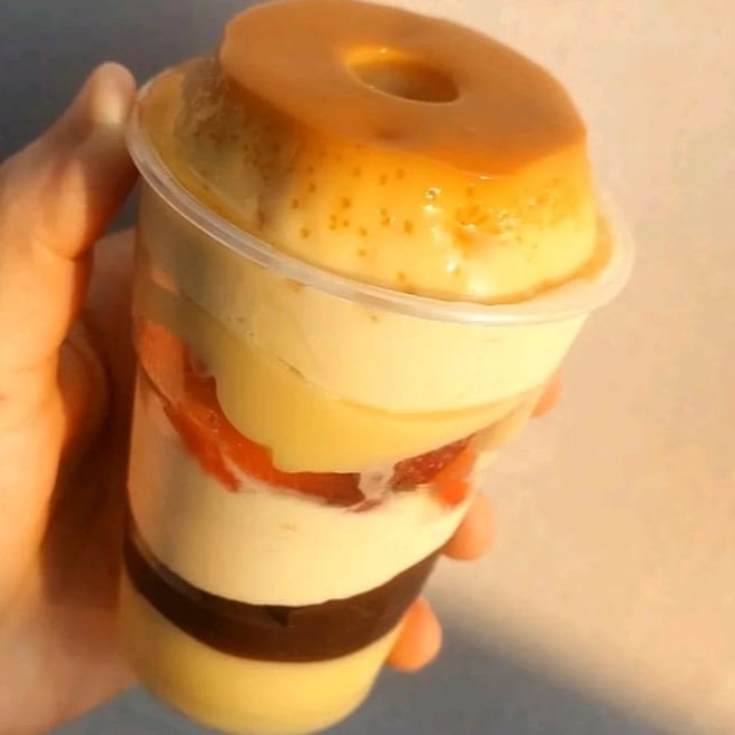 Brigadeiro de leite Ninho, brigadeiro preto mousse de leite Ninho morangos e um delicioso pudim de leite condensado.