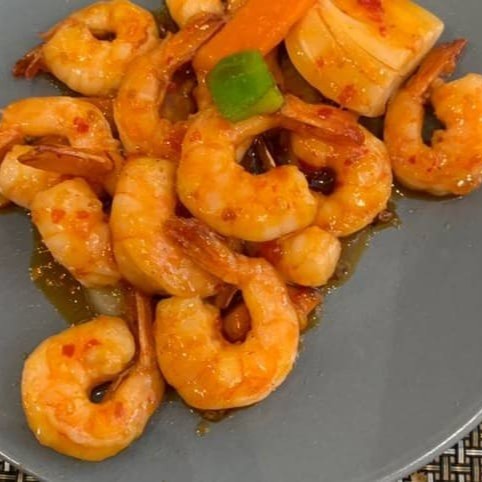 Deliciosa e suculenta porção de camarões limpos, salteados na manteiga e alho, uma pitada de sal, envolvidos no doce e levemente picante molho Sweet Chilli Original, finalizado com cebolinha picada. Para completar a explosão de sabor na sua boca, vai acompanhado do saboro e tradicional Arroz Gohan.
