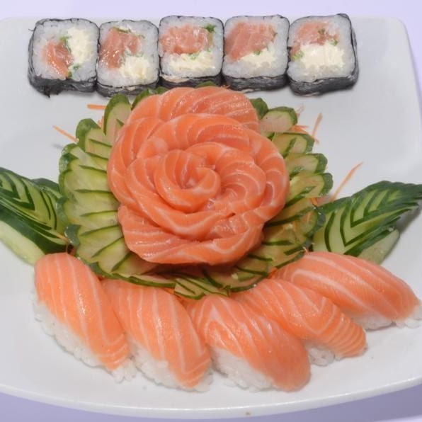 8 sashimis de salmao, 5 sushis de salmao e 5 Philadelphia