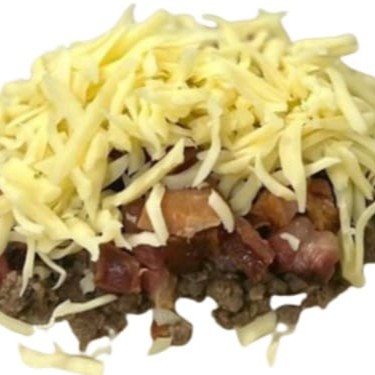 Nosso 'Pastel Premium Queijo Bacon e Carne' é simplesmente irresistível! Uma combinação harmoniosa de ingredientes de alta qualidade, meticulosamente selecionados. Este pastel de tamanho generoso traz um recheio caprichado com queijo derretido, bacon crocante e carne suculenta, proporcionando uma explosão de sabores a cada mordida. Tudo isso envolto em uma massa fina e crocante, dourada à perfeição. Além disso, é cuidadosamente embalado, garantindo a entrega de um produto fresco e delicioso diretamente para você. Uma obra-prima da culinária que é um verdadeiro deleite para o paladar!