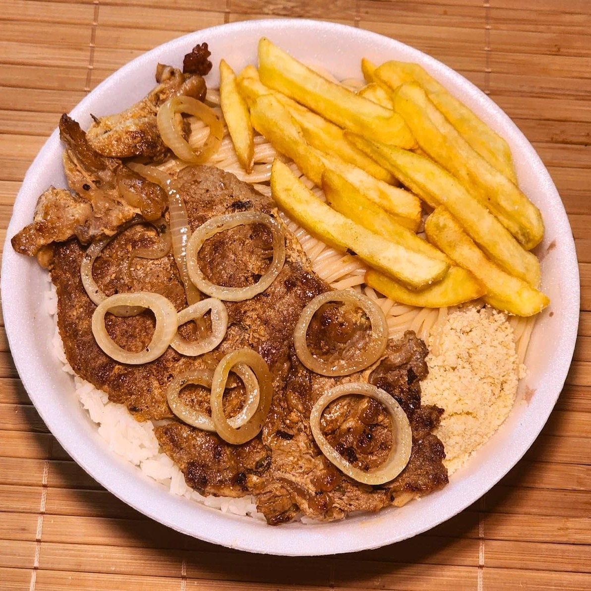 Uma deliciosa refeição de bife de contra filé premium bem macio+Delicioso Acompanhamento! Acompanha: Arroz branco soltinho, feijão cremoso, macarrão espaguete al dente.  Serve Bem 1 Pessoa*
