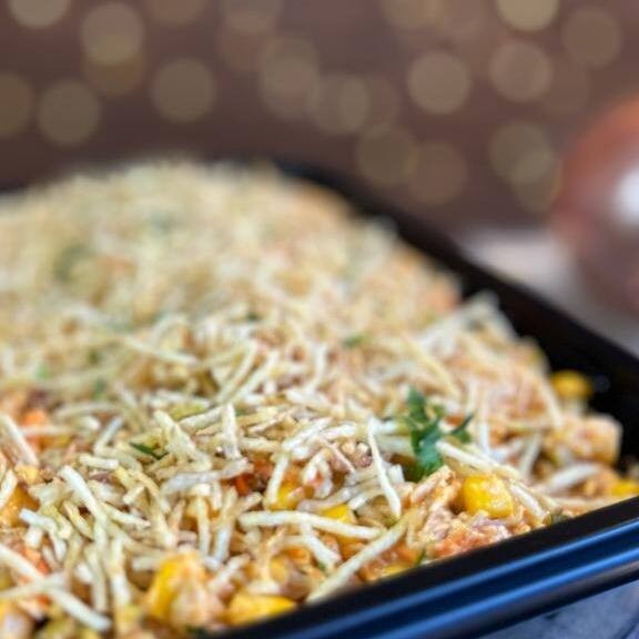 Frango desfiado, cenoura, maionese, peito de peru e batata palha.