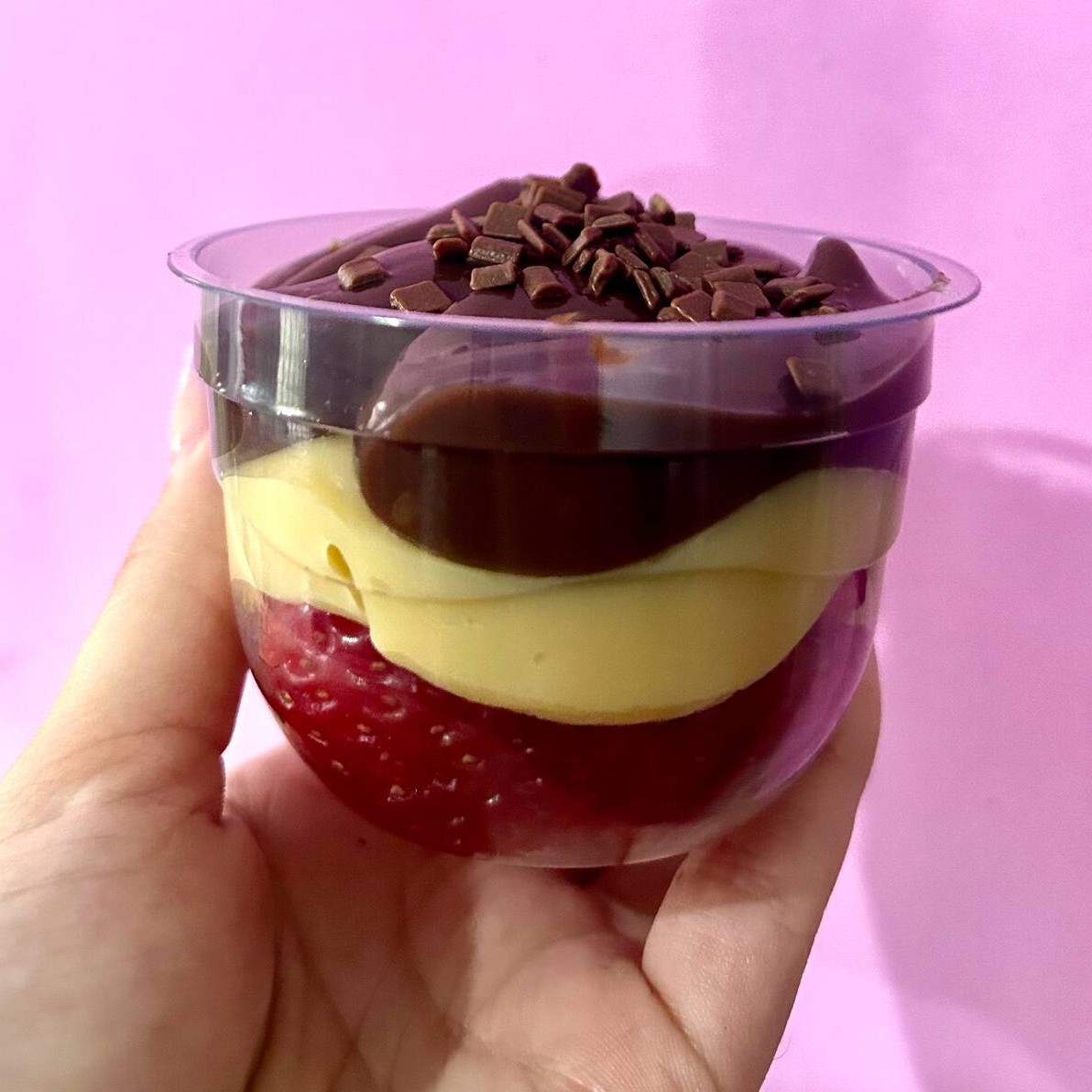 Ninho cremoso, brigadeiro cremoso e morangos frescos.