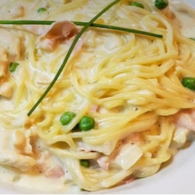 Apresentamos o 'Espaguete Parisiense', uma joia da categoria 'Massas'. Este prato traz uma massa de espaguete al dente, generosamente envolvida em um cremoso e aveludado molho branco. Acrescentamos a isso pedaços de frango cuidadosamente desfiados, que proporcionam uma textura suave e um sabor incrível. Acompanham ainda ervilhas frescas e presunto de alta qualidade, que dão um toque final de sofisticação e sabor a este prato. Uma verdadeira experiência gastronômica, repleta de sabores e texturas, diretamente das ruas de Paris para o seu prato.