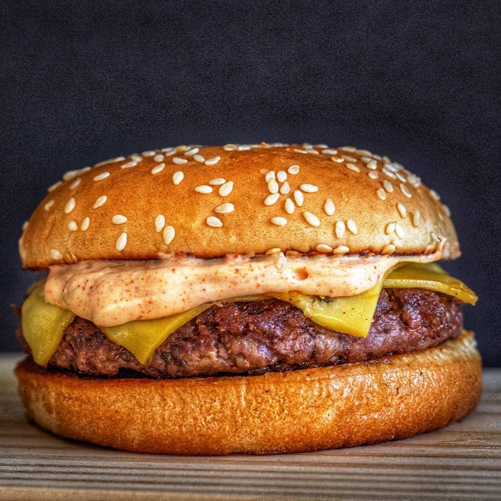 Pão com gergelim, carne artesanal 100 g, queijo e molho especial (opcional)