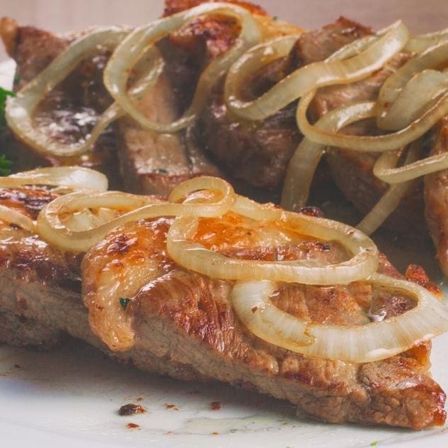 Frango à Milanesa, todos os itens irão separados  Contra filé acebolado acompanhado de: Arroz, feijão, fritas e farofa.  Quantidades:  Arroz: 440g Feijão: 300g Farofa: 80g Batata Frita: 200g (in natura com cerca de 30% de perda após a fritura) Proteína: 300g (in natura)     Tags.: entregas rápida desconto quentinha marmita marmitex almoço empanado crocante sequinho refeição janta lanche promoção desconto gratis 99 rápido carne filet isca franguinho parme pizza seara sadia perdigao