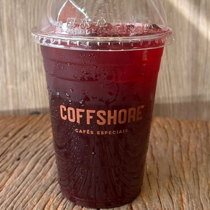 Essa combinação é perfeita e super deliciosa! Chá natural de hibisco + xarope de limão siciliano (opcional) + gelo. 500ml