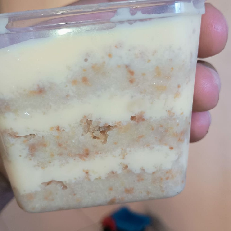 Um delicioso bolo sabor Prestígio com uma massa de chocolate que derrete na boca e um delicioso recheio de brigadeiro arrecado no coco