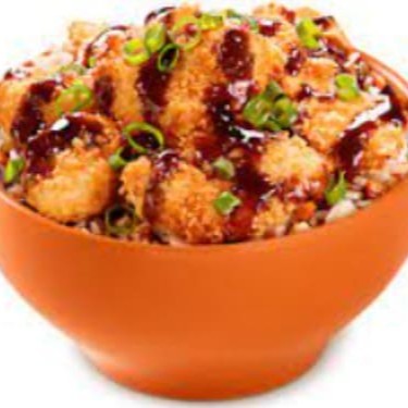 Perfeita e deliciosa porção de frango empanado crispy com molho tarê e cebolinha. aprox. 300g