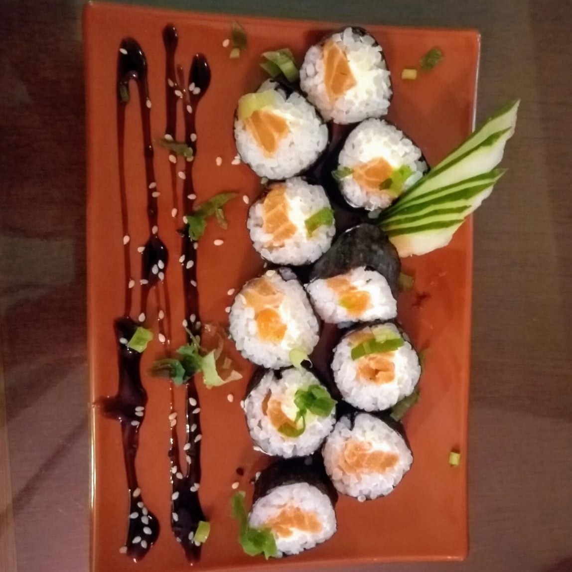 Enrolados de alga e arroz recheado de salmão, cream cheese e cebolinha.