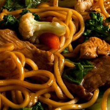Yakisoba macarrão cozido com carne e frango refogado com óleo de gergelim com legumes cenoura, acelga e brócolis servido com molho