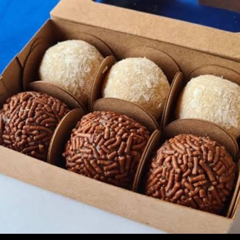 Deliciosos e cremosos, nossos docinhos sortidos são feitos com ingredientes de alta qualidade, proporcionando uma experiência doce e inesquecível a cada mordida. A caixa vem com 6 unidades em sabores variados, perfeitos para qualquer momento de prazer ou para presentear quem você ama. Adoce seu Dia com o melhor dos doces artesanais!