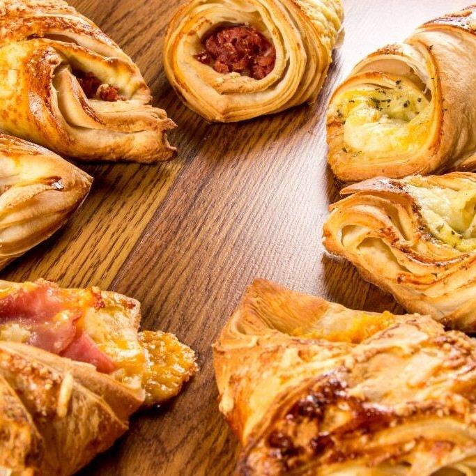 """Irresistível! Croissant fresquinho, crocante por fora e macio por dentro. Uma experiência que combina sabor, leveza e muito carinho."""