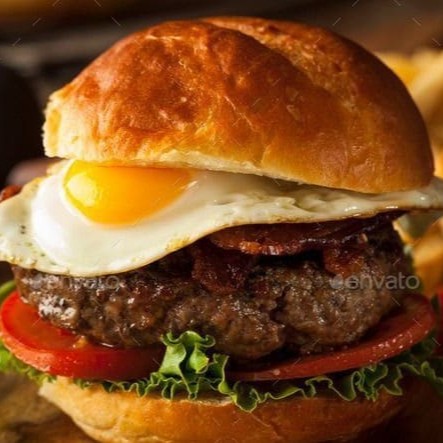 Pão brioche selado, blend de 100g, ovo frito na manteiga, alface, tomate, cebola roxa e barbecue.